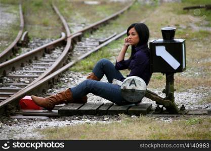 Eine Frau bei der Weiche einer Eisenbahn. Entscheidung fur die Zukunft