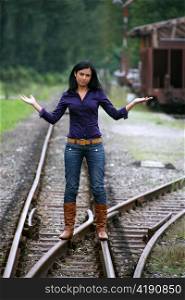 Eine Frau bei der Weiche einer Eisenbahn. Entscheidung fur die Zukunft