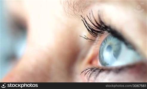 eine Frau mit sehr schonen Augen betrachtet etwas - Fokus auf die Augen