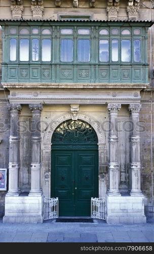 Eine Gasse mit den bekannten Holzbalkonen am Pjazza San Gorg in der Altstadt in der Hauptstadt Valletta auf der Insel Malta im Mittelmeer.