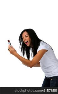 Eine junge Frau bekommt eine erfreuliche SMS Mitteilung auf Ihr Handy