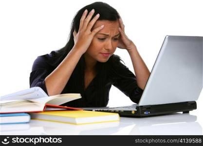Eine junge Frau schreibt auf einem Laptop Computer
