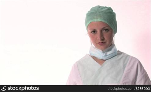 Eine Krankenschwester bereitet eine Spritze vor
