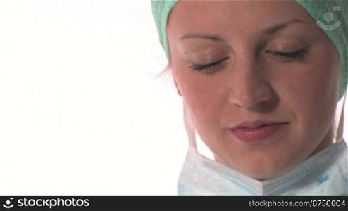 Eine Krankenschwester bereitet eine Spritze vor