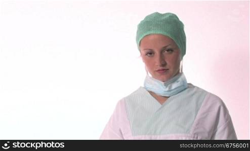Eine Krankenschwester hat eine Spritze vorbereitete