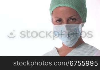 Eine Krankenschwester hat eine Spritze vorbereitete und hSlt diese vors Gesicht