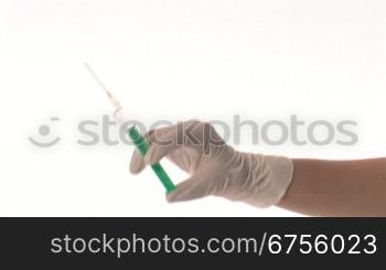 Eine Krankenschwester hebt den Arm hoch und hSlt eine Spritze in der Hand