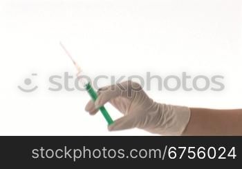 Eine Krankenschwester hebt den Arm hoch und hSlt eine Spritze in der Hand