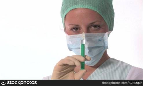 Eine Krankenschwester hSlt eine Spritze in der Hand