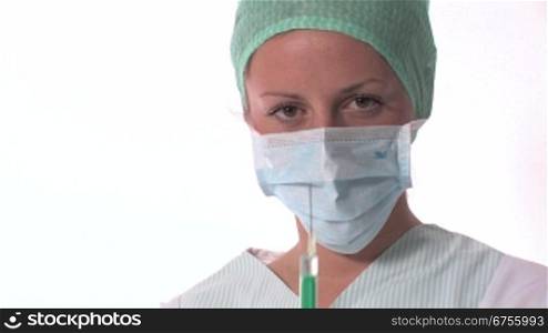 Eine Krankenschwester hSlt eine Spritze in der Hand