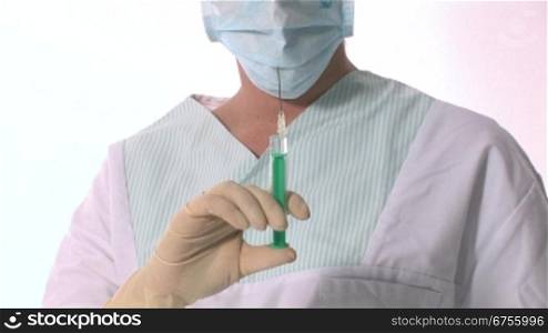 Eine Krankenschwester schnipst auf die Spritze