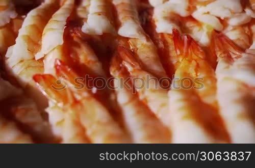 eine Menge roter gekochte Garnelen dreht sich konstant im Bild boiled red prawns are turning constantly