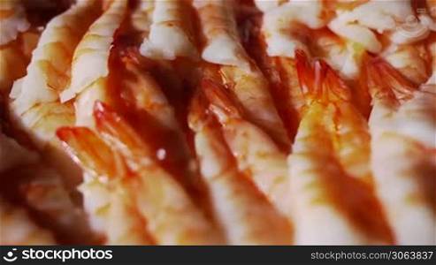 eine Menge roter gekochte Garnelen dreht sich konstant im Bild boiled red prawns are turning constantly