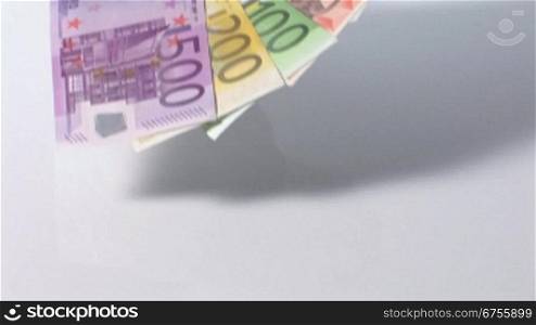 Eine MSnnerhand hSlt einen FScher aus Euro-Geldscheinen, Kamerafahrt zurnck