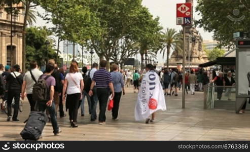 Einkaufsstrasse mit BSumen und Kolumbus-Denkmal, in Barcelona.