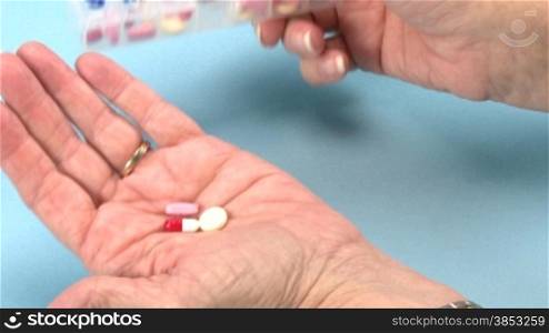 Einnahme von Medizin - taking medication --- 2 different clips