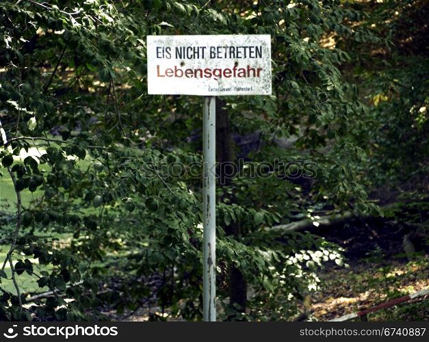 Eis nicht betreten. Sign in the summer: ice forbidden to enter - danger