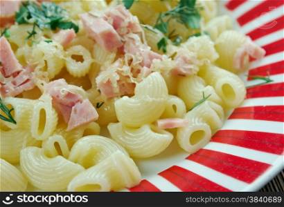 Elbow homemade macaroni with cheese and ham