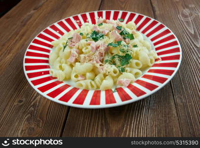 Elbow homemade macaroni with cheese and ham