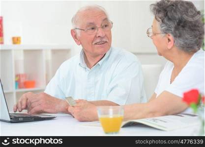 elderly couple with laptop