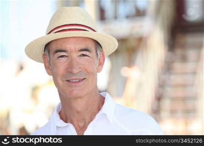 Elderly man wearing a beige hat outdoors