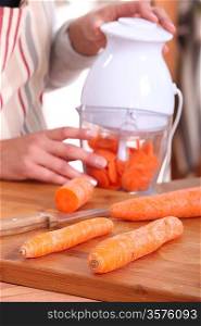 Electric carrot slicer