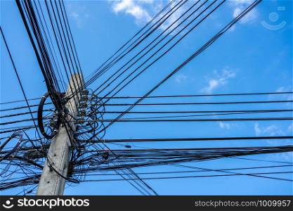Electric wires in the city that were installed in an orderly fashion, with a backdrop of blue skies.Installation of power lines that supply power to the city.