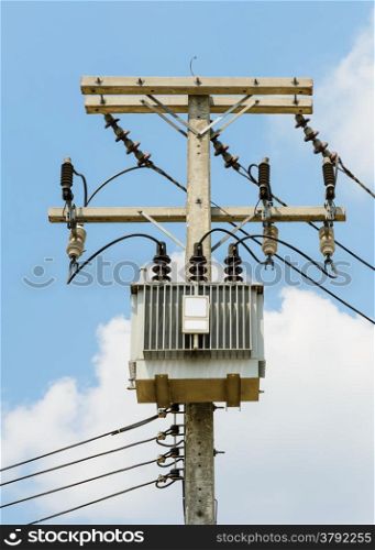 Electrical power distribution with transformer