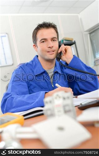 Electrician on the phone to a customer
