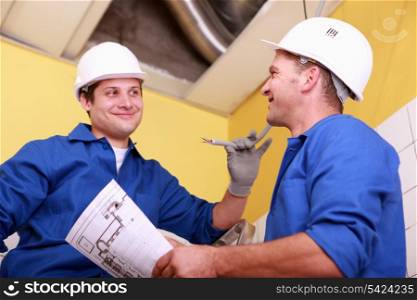 Electricians exchanging views