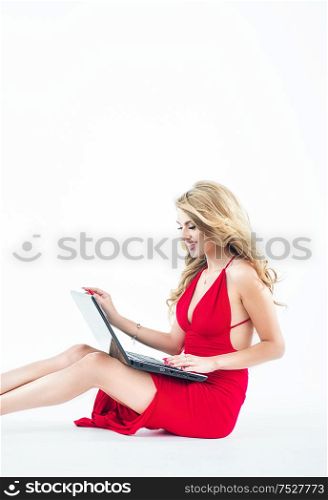 Elegant and young woman uisng a notebook