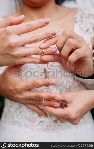Embracing the hands of the newlyweds on a sunny summer day.. A tender photo of touching touches of the newlyweds 3810.
