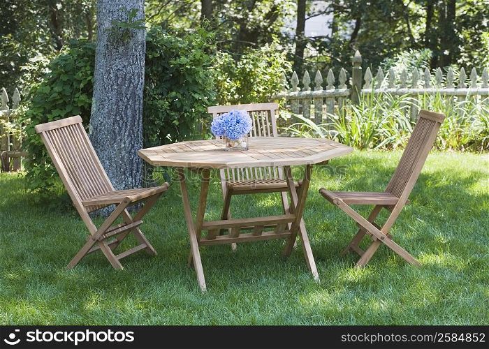 Empty chairs and a table in a lawn