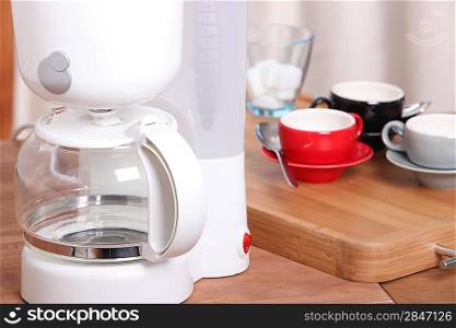 Empty filter coffee machine and cups