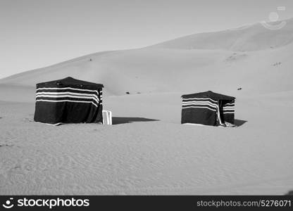 empty quarter and nomad tent of berber people in oman the old desert