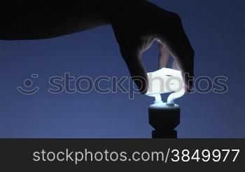 Energiesparlampe eindrehen, Blauer Hintergrund