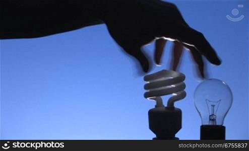 Energiesparlampe neben normaler Glnhbirne eindrehen
