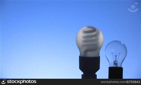 Energiesparlampe und normale Glnhbirne