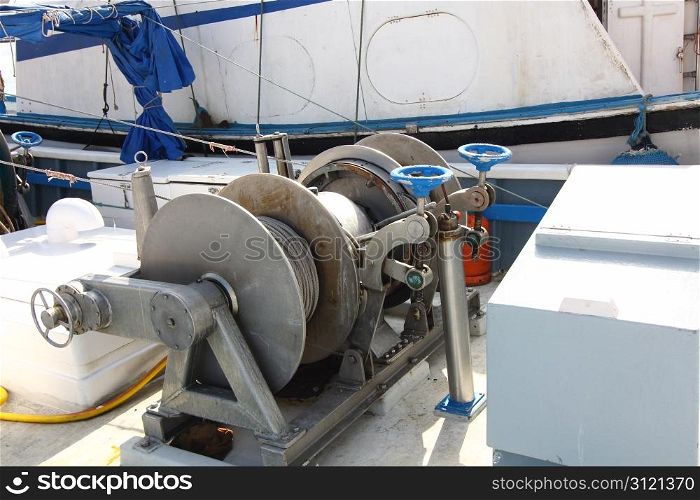 Engines to bring the nets on fishing vessels