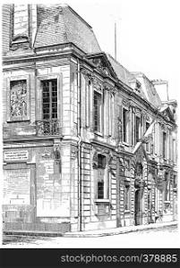 Enter the Carnavalet museum, rue de Sevigne, vintage engraved illustration. Paris - Auguste VITU ? 1890.