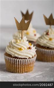 epiphany cupcakes with crowns