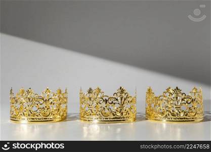 epiphany day gold crowns