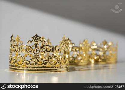 epiphany day golden crowns
