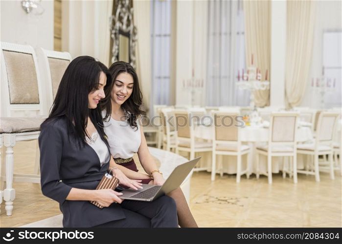 event manager showing something laptop woman
