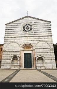 Facade of the Church of San Francesco comprising two arches on each side of a large portal with a lunette above it and a rose window.