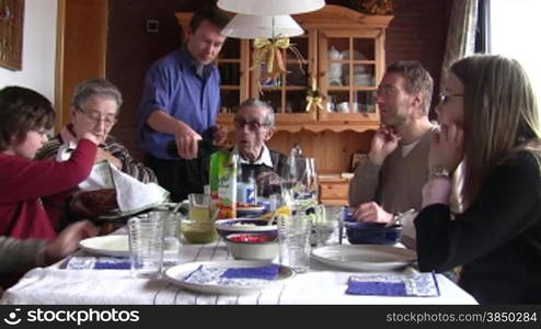 Familie beim Mittagessen