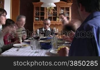 Familie beim Mittagessen