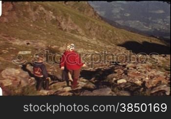 Familie wandert im Gebirge