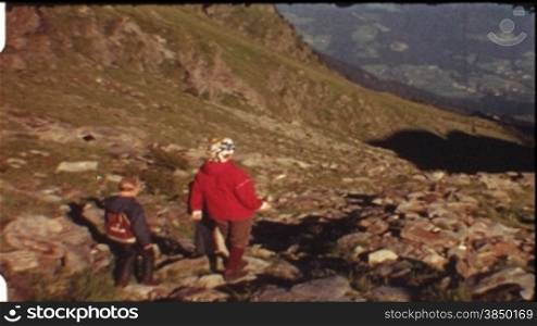 Familie wandert im Gebirge