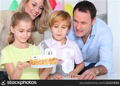 Family celebrating child&acute;s birthday